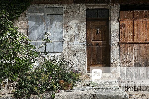 Old house façade with door and window  Moustiers-Sainte-Marie  Département Alpes-de-Haute-Provence  Region Provence-Alpes-Côte d'Azur  Provence  France  Europe
