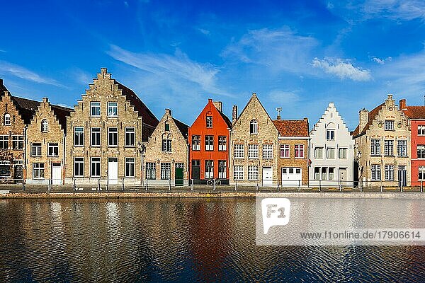 Typische europäische Tapete  Europa Stadtbild Ansicht Kanal und mittelalterliche Häuser. Brügge (Brugge)  Belgien  Europa
