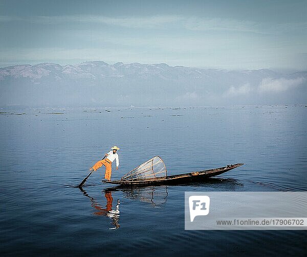 Myanmar Reise Tourist sighseeing Attraktion  traditionelle birmanische Fischer Rudern auf einem Bein am Inle-See  Myanmar berühmt für ihre unverwechselbaren einbeinigen Ruderstil. Vintage gefiltert Retro-Effekt Hipster-Stil Bild