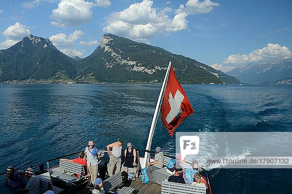 Schifffahrt auf dem Thunersee mit Berg Niederhorn (1963 m)  Berner Oberland  Kanton Bern  Schweiz  Europa