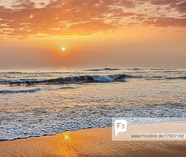 Sonnenaufgang am Strand mit dramatischem Himmel. Strand Marina  Chennai  Indien  Asien