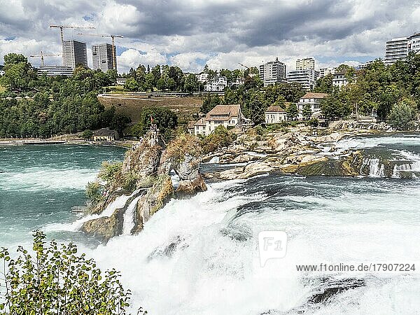 Wasserfall des Rheinfalls im Sommer  die größten Wasserfälle Europas. Neuhausen am Rheinfall  Schaffhausen  Schweiz  Europa