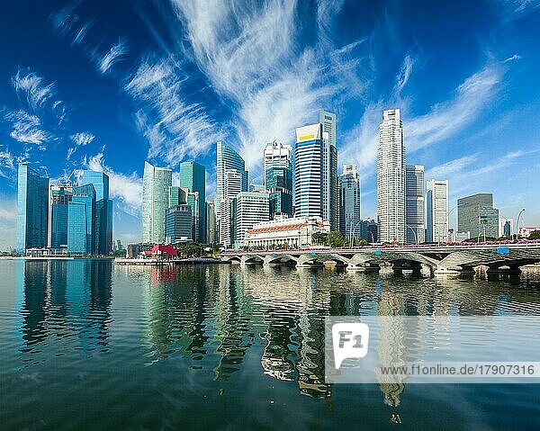 Skyline des Geschäftsviertels von Singapur und Marina Bay bei Tageslicht