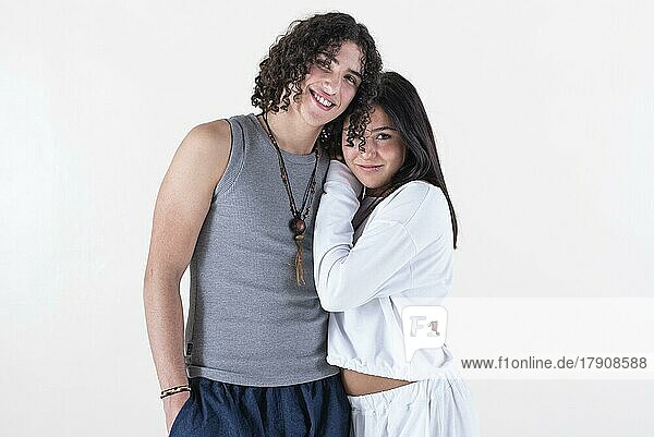 Porträt eines jungen Paares in Yogakleidung  das in die Kamera blickt  weißer Hintergrund. Studioaufnahme