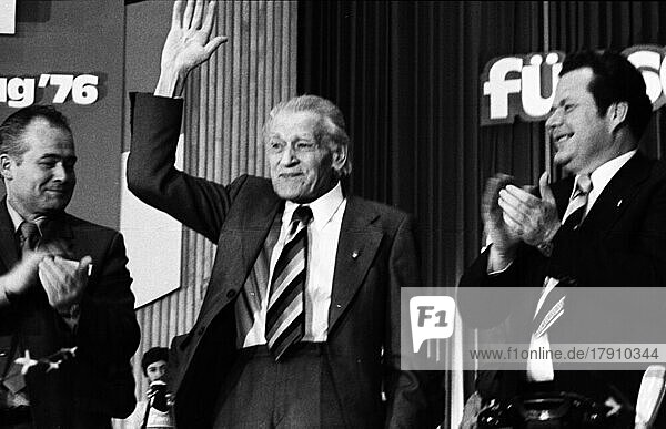 Der Parteitag der Deutschen Kommunistischen Partei (DKP) am 19. -21. 3. 1976 in Bonn. Herbert Mies  Max Reimann  Kurt Fritsch v. r  Deutschland  Europa