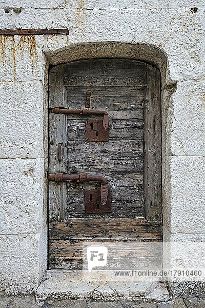 Historische Tür aus dem 16. Jahrhundert mit vielen Schlössern  Gefängnis  Dogenpalast  Venedig  Venetien  Italien  Europa