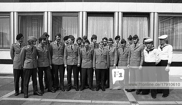 With a press conference and a presentation on 20 April 1974  the left-wing organisation at the Bundeswehr Soldat '74 was introduced  which belongs to the DKP-affiliated SDAJ  Deutschland