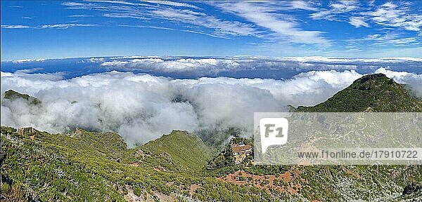Pico Ruivo (1. 862 m) Blick vom höchstem Gipfel Madeiras  spektakulärer Blick  Vegetation  über der Wolkendecke  Wanderurlaub  Panoramablick  Gipfelaufstieg  Berghütte unterhalb des Pico-Ruivo-Gipfels  Lavagestein  Madeira  Portugal  Europa