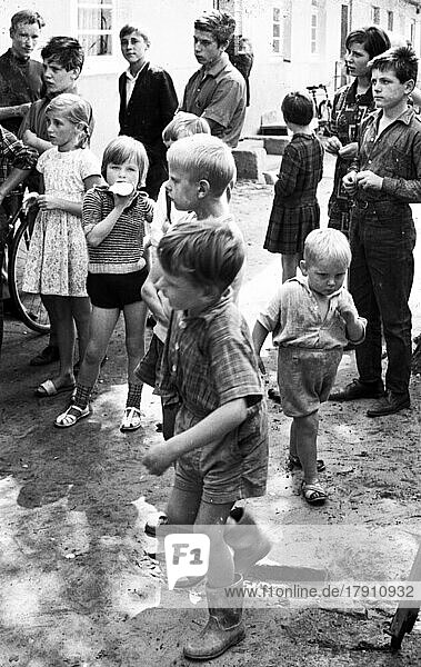 Im Jahre 1954 gab es in der niedersaechsischen Hauptstadt Hannover noch zahlreiche prekaere Wohnungen in Barracken und Notunterkuenften  in denen deutsche Buerger vor allem Kinderreiche lebten  Deutschland  Europa