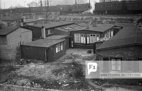 Im Jahre 1954 gab es in der niedersaechsischen Hauptstadt Hannover noch zahlreiche prekaere Wohnungen in Barracken und Notunterkuenften  in denen deutsche Buerger vor allem Kinderreiche lebten  Deutschland  Europa