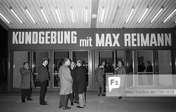 Ruhrgebiet: Mit einer Kundgebung (wahrscheinlich in Duisburg) begingen Kommunisten im Ruhrgebiet die Rueckkehr ihres legendaeren KPD-Fuehrers Max Reimann aus seinem selbstgewaehlten Exils in der DDR im Jahre 1968. Deutschland  DEU