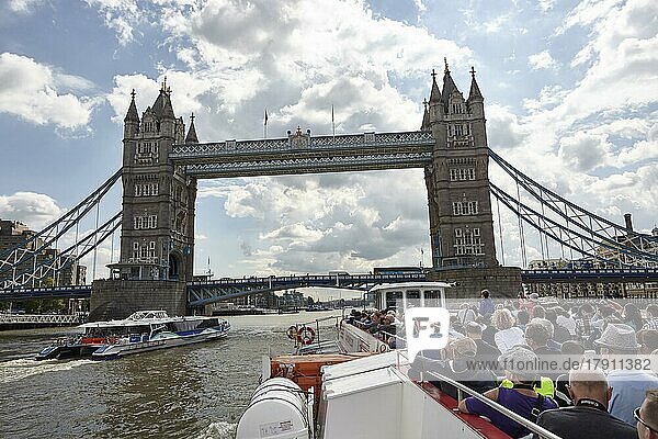 Bootstour an der Themse  Tower Bridge  London  England  Großbritannien  Europa