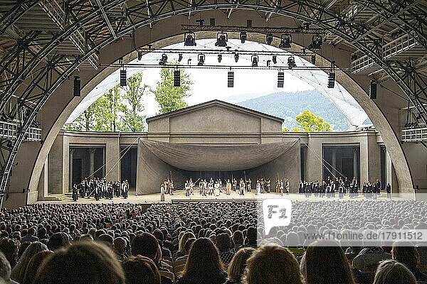 Szene mit Chor  Passionsspiele Oberammergau 2022