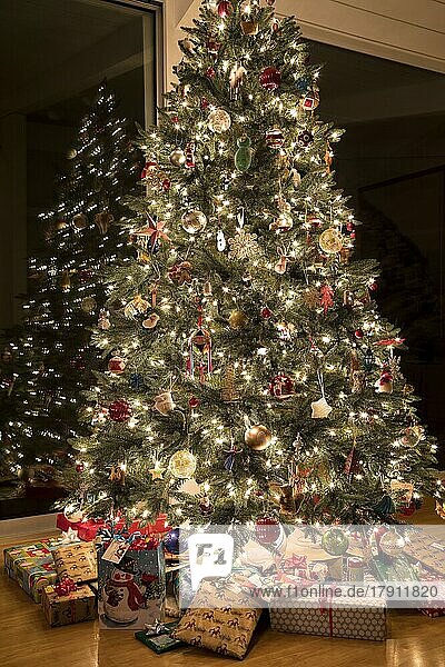 Weihnachtsbaum mit Geschenken im Haus