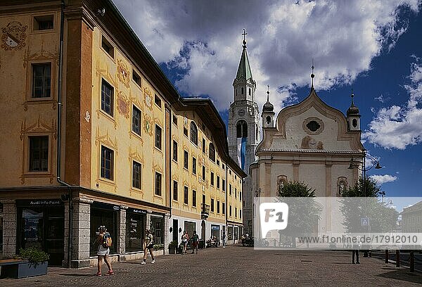 Corso Italia  Altstadt  Kirche Basilica Parrocchiale SS. Filippo e Giacomo  Cortina d'Ampezzo  Provinz Belluno  Venetien  Südtirol  Italien  Europa