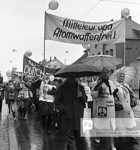 The Easter march of the opponents of nuclear weapons  here in the Ruhr area on 17. 4. 1965 with the Ruhr OM 65  opposed a multinational nuclear force (MLF) and the war in Vietnam  Germany  Europe