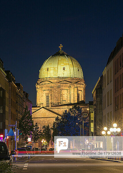 Beleuchtete Kuppel der Kirche St. Elisabeth bei Nacht  Nürnberg  Bayern  Deutschland  Europa