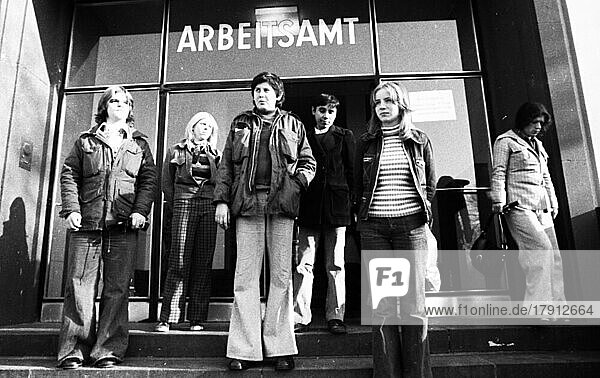 Arbeitslose beim Arbeitsamt Dortmund am 25. 11. 1975  Deutschland  Europa
