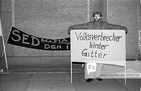 DDR  Berlin  03. 12. 1989  Volksverbrecher hinter Gitter  Protest gegen das SED Regime vor dem ZK der SED Gebäude  drinnen tagt das ZK der SED