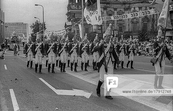 DDR  Berlin  04. 07. 1987  Festumzug zur 750  Jahrfeier von Berlin  Umzugsteilnehmer Lange Kerls  Preußische Soldaten