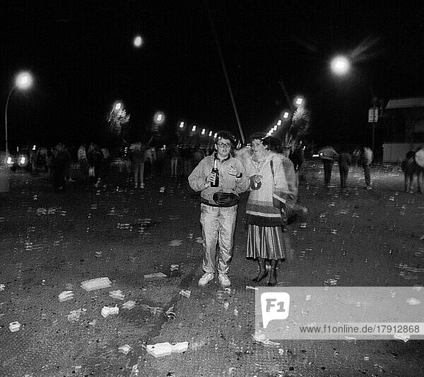 DDR  Berlin  02. 10. 1990  Feier zur Wiedervereinigung am Abend des 2. Oktober am Brandenburger Tor  zwei Frauen mit Sekt
