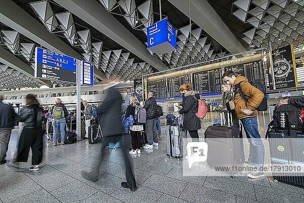 Flughafen Frankfurt Main  Fraport  Fluggäste warten an Check-in-Schaltern  Abflughalle C  Terminal 1  Frankfurt am Main  Hessen  Deutschland  Europa