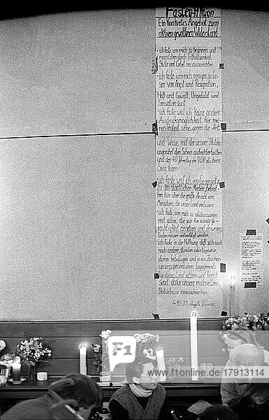 DDR  Berlin  08. 10. 1989  Versammlung von Bürgern in der Gethsemanekirche am Morgen nach den Ausschreitungen vom 7. Oktober 1989  Ein konkretes Angebot: Fastenaktion
