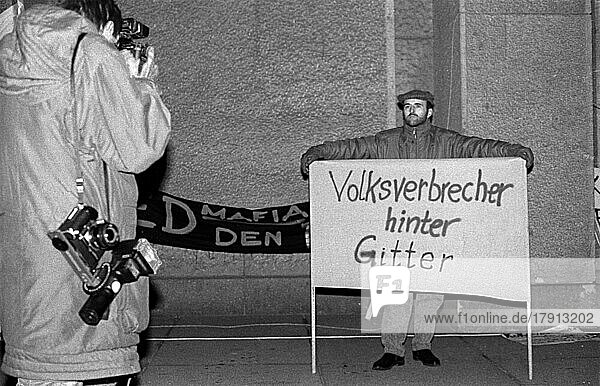 DDR  Berlin  03. 12. 1989  Volksverbrecher hinter Gitter  Protest gegen das SED Regime vor dem ZK der SED Gebäude  drinnen tagt das ZK der SED