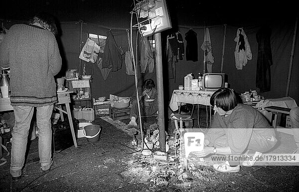 Deutschland  Berlin  16. 09. 1990  Besetzung der Stasi  Zentrale in der Normannenstraße  Besetzung durch Bürgerrechtler  die eine Vernichtung der Akten verhindern wollen  Mahnwache  in einem Zelt  Europa