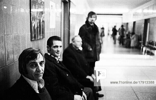 Arbeitslose beim Arbeitsamt Dortmund am 25. 11. 1975  Deutschland  Europa