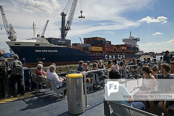 Passagiere auf einer Hafenfähre schauen auf ein Containerschiff im Steinwerder Hafen am Süd-West-Terminal  Hamburg  Deutschland  Europa