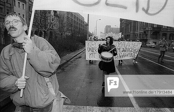 Deutschland  Berlin  28. 11. 1990  Demo der Kirchlichen Fürsorge gegen Stellenabbau  vom Roten Rathaus zum Konsistorium in der Neuen Grünstraße  Europa