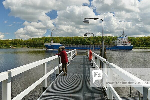 Frau auf Bootssteg am Nord-Ostsee-Kanal  Schleswig-Holstein  Deutschland  Europa