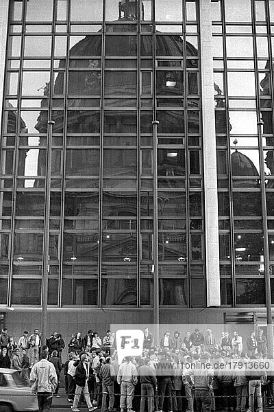 DDR  Berlin  14. 10. 1989  vor der Volkskammer im Palast der Republik  eine Menschenmenge versammelt sich und diskutiert  nachdem Günter Schabowski (Erster Sekretär der SED-Bezirksleitung von Ost-Berlin) mit ihnen gesprochen hatte