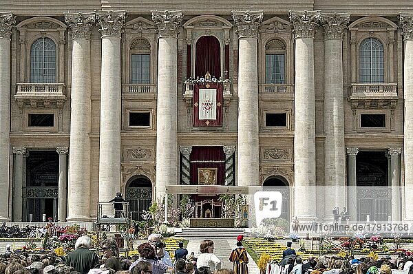 St. Peter's Basilica with Pope Benedict XVI for Easter Mass and Papal Blessing Urbi et Orbi  Loggia delle Benedizioni balcony  St. Peter's Square  Piazza San Pietro  Vatican  Rome  Lazio  Italy  Europe