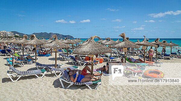 Belebter Strand Playa de Sant Llorenc mit Sonnenschirmen  Cala Millor  Mallorca  Spanien  Europa