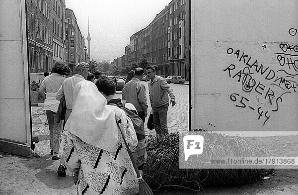 DDR  Berlin  13. 06. 1990  Abriß der Mauer an der geschichtsträchtigen Bernauer Straße  Bürger in einem Durchgang  Strelitzer Straße  © Rolf Zoellner