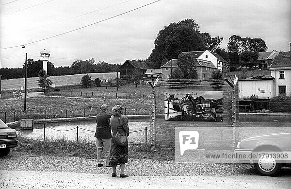 Deutschland  Mödlareuth  18. 08. 1991  Stacheldraht mit Foto (Wachturm)  im ehem. Grenzdorf Mödlareuth in Thüringen  das Dorf war während der Teilung der beiden deutschen Staaten durch eine Mauer geteilt  Europa