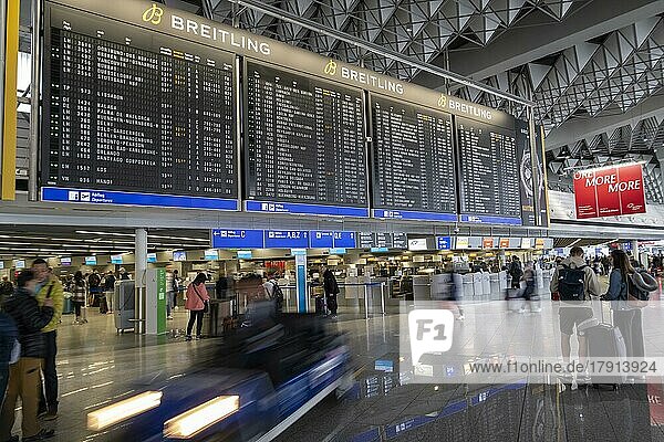Flughafen Frankfurt Main  Fraport  Abflughalle Terminal 1  Fluggäste unter einer Anzeigetafel  Frankfurt am Main  Hessen  Deutschland  Europa