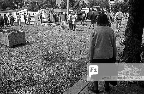 DDR  Berlin  13. 06. 1990  Abriß der Mauer an der geschichtsträchtigen Bernauer Straße  Abriß durch NVA Einheiten  ältere Frau  © Rolf Zoellner