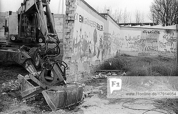 DDR  Berlin  26. 02. 1990  Abriß der Mauer in der Eberswalder Straße (Bernauer Straße)  im Hintergrund das Cantianstadion