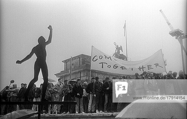 DDR  Berlin  22. 12. 1989  Öffnung des Brandenburger Tor (am Brandenburger Tor wird die Mauer geöffnet)  Menschen  Bürger  Leute Stehen auf der Mauer