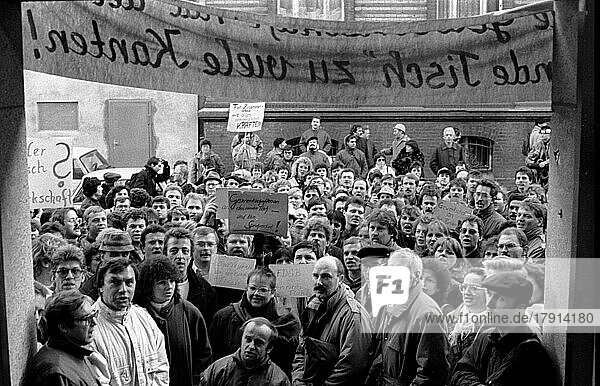 DDR  Berlin  07. 12. 1989  1. Runder Tisch im Bonhoeffer-Haus in Berlin  draußen demonstrieren die Gewerkschafter