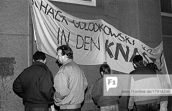 DDR  Berlin  03. 12. 1989  Schalk-Golodkowsky  Protest gegen das SED Regime vor dem ZK der SED Gebäude  drinnen tagt das ZK der SED