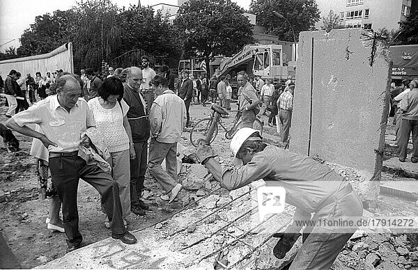 DDR  Berlin  13. 06. 1990  Abriß der Mauer an der geschichtsträchtigen Bernauer Straße  Abriß durch NVA Einheiten  Mauerspecht  © Rolf Zoellner