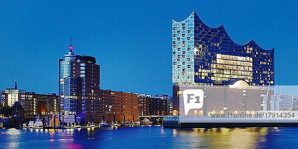 Elbphilharmonie und Columbus Haus am Abend  Hafencity  Hamburg  Deutschland  Europa