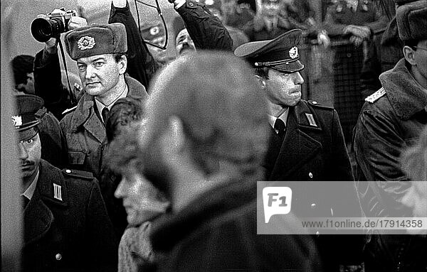 DDR  Berlin  22. 12. 1989  Öffnung des Brandenburger Tor (am Brandenburger Tor wird die Mauer geöffnet)  Menschen  Bürger  Leute strömen vorbei Grenzoffizieren (NVA) in den Westen Berlins  Westberlin  Berlin-West