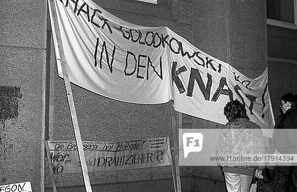 DDR  Berlin  03. 12. 1989  Schalk-Golodkowsky  Protest gegen das SED Regime vor dem ZK der SED Gebäude  drinnen tagt das ZK der SED