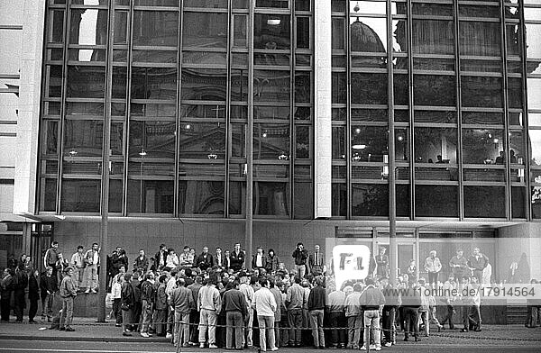 DDR  Berlin  14. 10. 1989  vor der Volkskammer im Palast der Republik  eine Menschenmenge versammelt sich und diskutiert  nachdem Günter Schabowski (Erster Sekretär der SED-Bezirksleitung von Ost-Berlin) mit ihnen gesprochen hatte