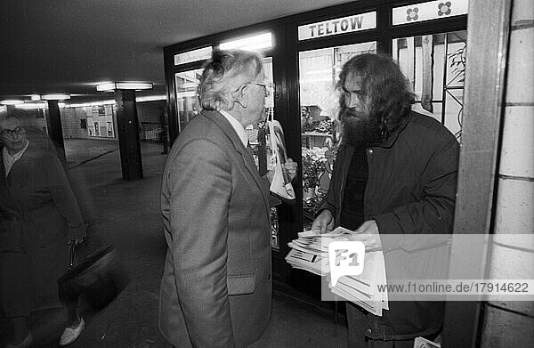 Deutschland  Berlin  19. 03. 1991  Veröffentlichung der Stasi Gehaltslisten durch die andere  Wolfgang Rüddenklau verkauft am Alexanderplatz  Europa